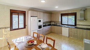 Fridge, microwave, oven, stovetop - Cómpeta Rural - Casa La Niña by Ruralidays (Málaga)