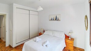 4 habitaciones, tabla de planchar con plancha, cuna de viaje y wifi