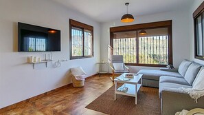 TV - Cómpeta Rural - Casa La Niña by Ruralidays (Málaga)