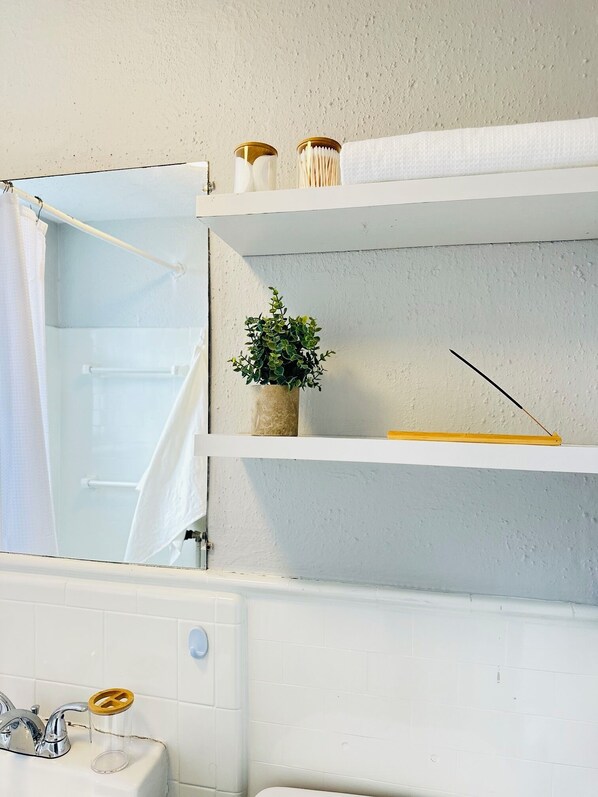 タオル、石鹸、トイレットペーパー