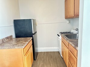 冷蔵庫、オーブン、コンロ、調理器具と食器