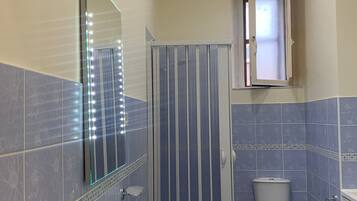 Dusche, Haartrockner, Bidet, Handtücher