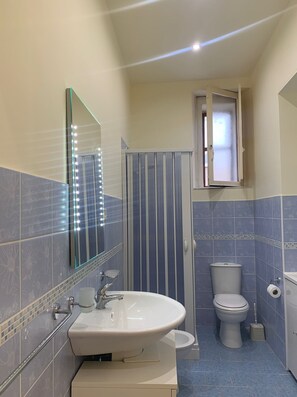 Doccia, asciugacapelli, bidet, asciugamani