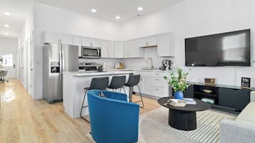 Jääkaappi, mikroaaltouuni, uuni, liesi