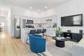 Jääkaappi, mikroaaltouuni, uuni, liesi