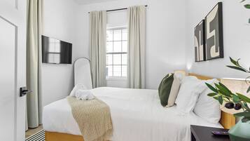 2 makuuhuonetta, työpöytä, silitysrauta/-lauta, ilmainen Wi-Fi