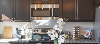 Fam/Biz-Friendly 3BD w/ Fire pit & BBQ - Downtown