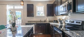 Fam/Biz-Friendly 3BD w/ Fire pit & BBQ - Downtown