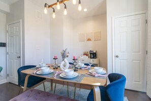 Dining - Fam/Biz-Friendly 3BD w/ Fire pit & BBQ - Downtown (Raleigh)