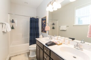 Towels, soap, shampoo, toilet paper - Fam/Biz-Friendly 3BD w/ Fire pit & BBQ - Downtown (Raleigh)