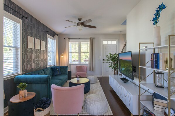 Smart TV, books - Fam/Biz-Friendly 3BD w/ Fire pit & BBQ - Downtown (Raleigh)