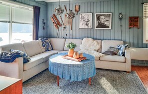 TV, fireplace - Stunning home in øydegard (Øydegard)