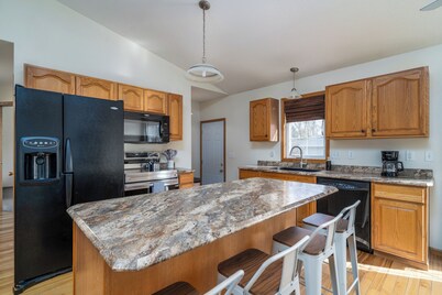Riverside Retreat - Greenway Escape with 4 bedrooms and 2 bathrooms