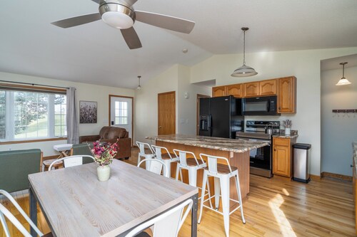 Riverside Retreat - Greenway Escape with 4 bedrooms and 2 bathrooms