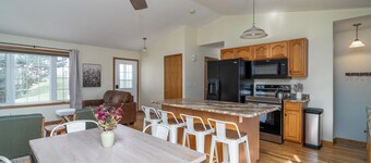 Riverside Retreat - Greenway Escape with 4 bedrooms and 2 bathrooms