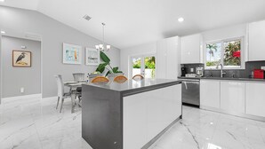 Coffee/tea maker, fridge, microwave, oven - Family Favorite-Heated Pool/2 Kings/Everglades (Homestead)
