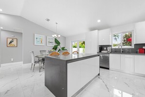 Fridge, microwave, oven, stovetop - Family Favorite-Heated Pool/2 Kings/Everglades (Homestead)