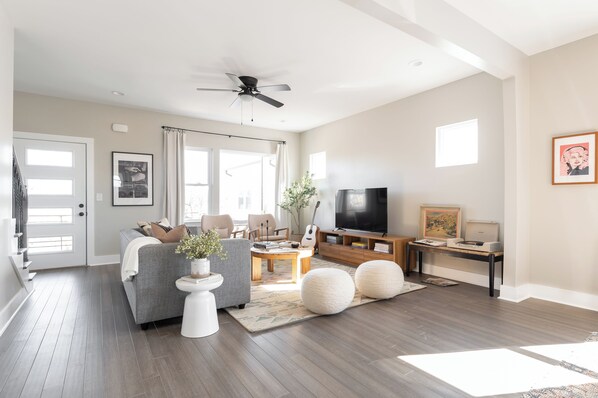 Family Apartment, 6 Bedrooms | Living area