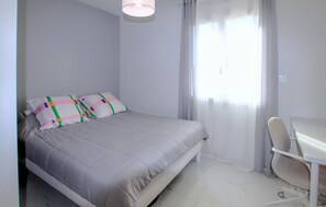 3 habitaciones, tabla de planchar con plancha y cuna de viaje 