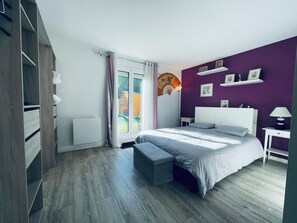 5 bedrooms, desk, iron/ironing board, free WiFi