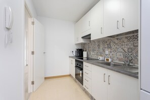 Micro-ondas, fogão, cooktop, cafeteira/chaleira