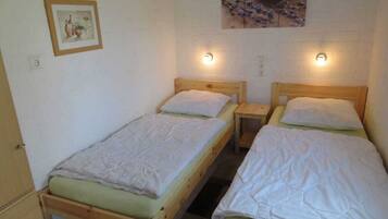 2 kamar tidur dan dilengkapi dengan perabotan berbeda-beda