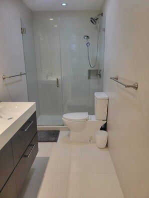 Ducha, secador de pelo, toallas, jabón