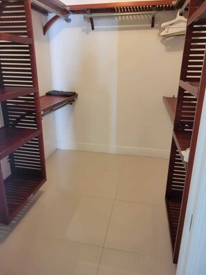 Interior - Charming 2-bedroom, 2-bath townhome in the vibrant Dadeland area of Miami.
(Miami)