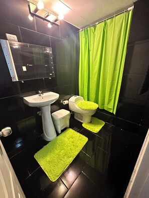 淋浴设施、毛巾、肥皂、卫生纸