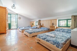 5 Schlafzimmer, Schreibtisch, Bügeleisen/Bügelbrett, Reisekinderbett