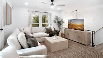 Smart-tv, boeken, een stereo en een kantoor