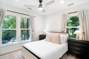 3 habitaciones, escritorio y tabla de planchar con plancha 