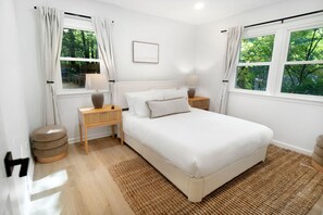 3 bedrooms, desk, iron/ironing board, travel crib - Brandyapple Retreat by Rather Be Properties (Raleigh)