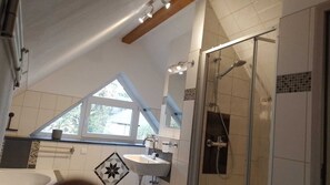 Douche, sèche-cheveux, serviettes fournies, savon