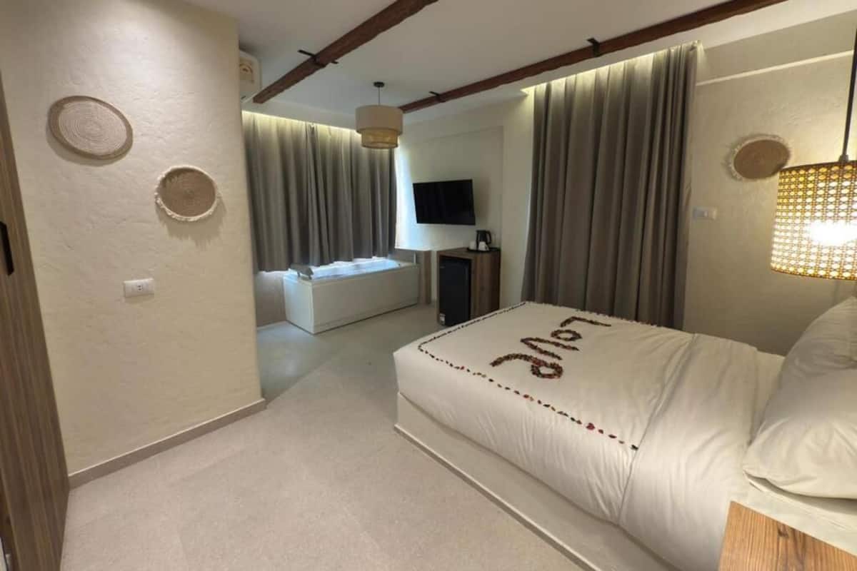 أغطية فراش متميزة وأسرّة بطبقة علوية مريحة ومكتب