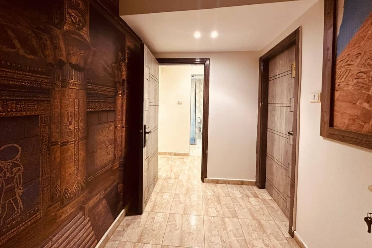 Ropa de cama de alta calidad, colchones con pillow-top y escritorio