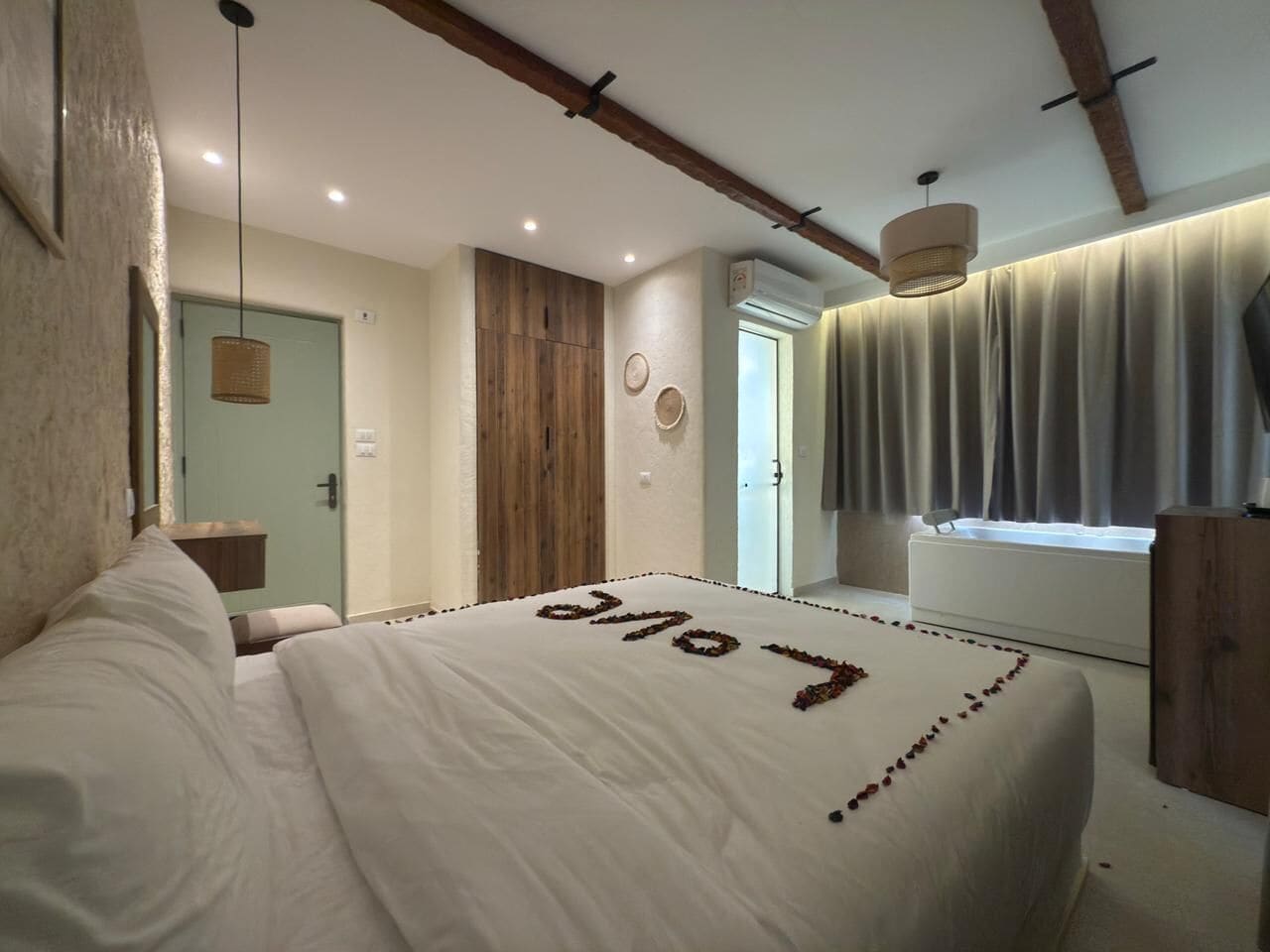 Dobbeltværelse til brudepar | Premium-sengetøj, senge med topmadrasser, skrivebord