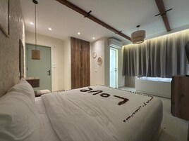 Brúðhjónaherbergi | Rúmföt af bestu gerð, rúm með „pillowtop“-dýnum, skrifborð