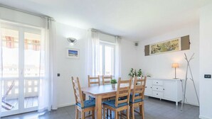 Mobile Home | Dining