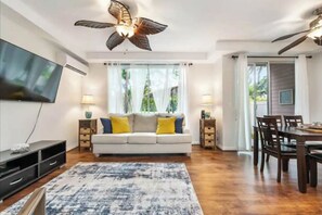 Living area - Luxury Villa Paradise Home (Kapolei)