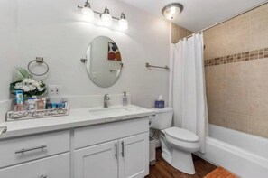 Sèche-cheveux, serviettes fournies, savon, papier toilette