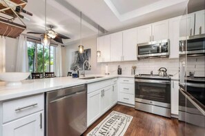 Private kitchen - Luxury Villa Paradise Home (Kapolei)