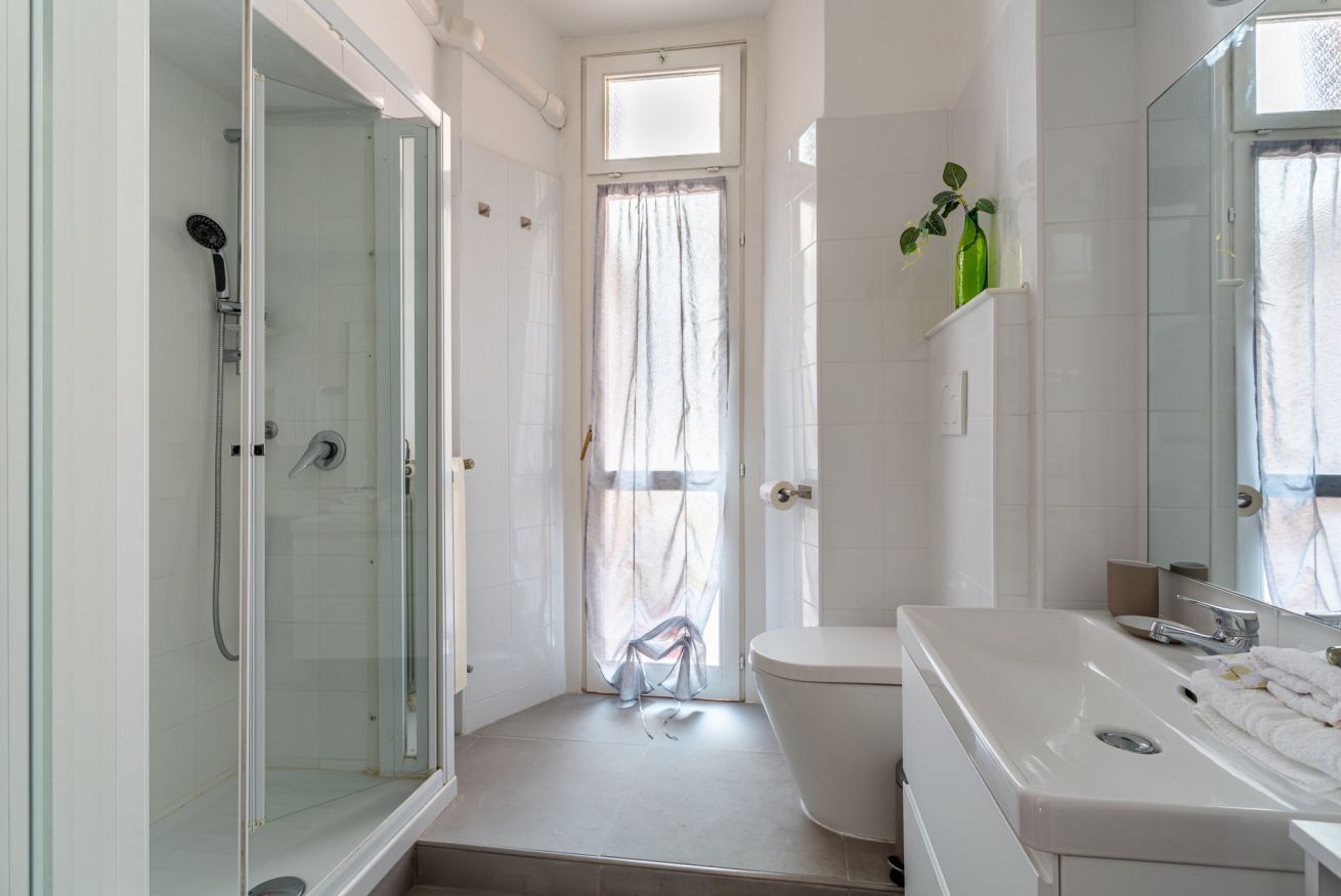 Dusche, Bidet, Handtücher, Toilettenpapier