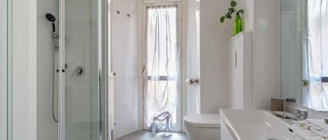 Dusche, Bidet, HandtĂŒcher, Toilettenpapier
