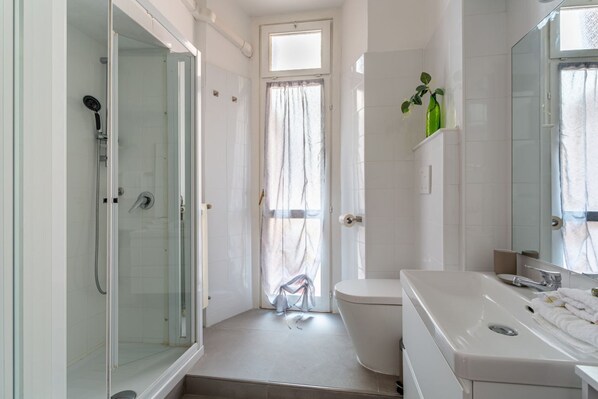 Shower, bidet, towels, toilet paper - iFlat | Colosseum's cozy and bright nest (Roma)