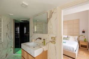 Ducha, bidet, toallas, papel higiénico