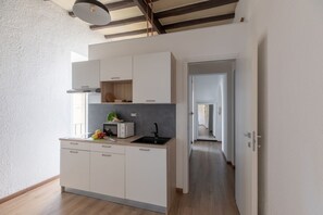 Réfrigérateur, micro-ondes, plaque de cuisson, grille-pain