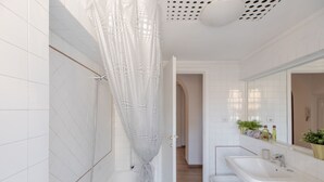 Shower, hair dryer, bidet, towels - iFlat | Brand New Bright and Comfortable Monti apt (Roma)