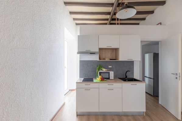 Refrigerador, microondas, parrilla de estufa y tostadora