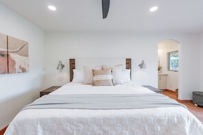 5 bedrooms, desk, iron/ironing board, travel crib